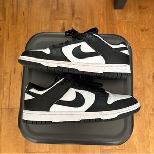 Women’s Nike Panda dunks size 8.5